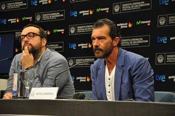 Antonio Banderas con el director de la película Autómata