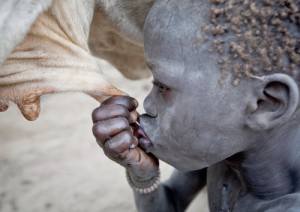 Mundari_boy_drinking_milk_expo Toni Espadas